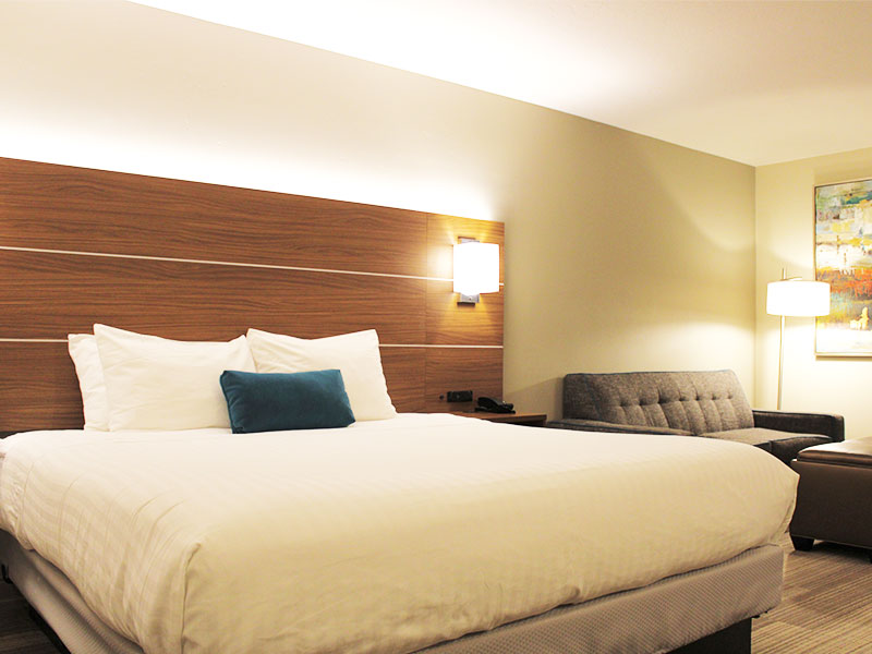 Deluxe Single Queen room with a cozy atmosphere, perfect for solo travelers or couples at Simple Suites Boise.