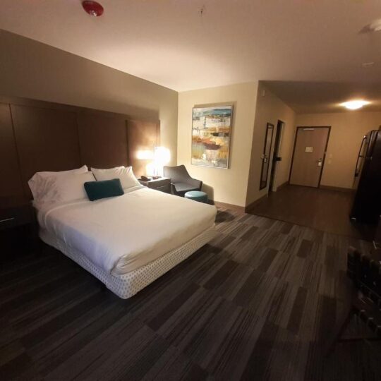 Deluxe Single Queen room with a cozy atmosphere, perfect for solo travelers or couples at Simple Suites Boise.